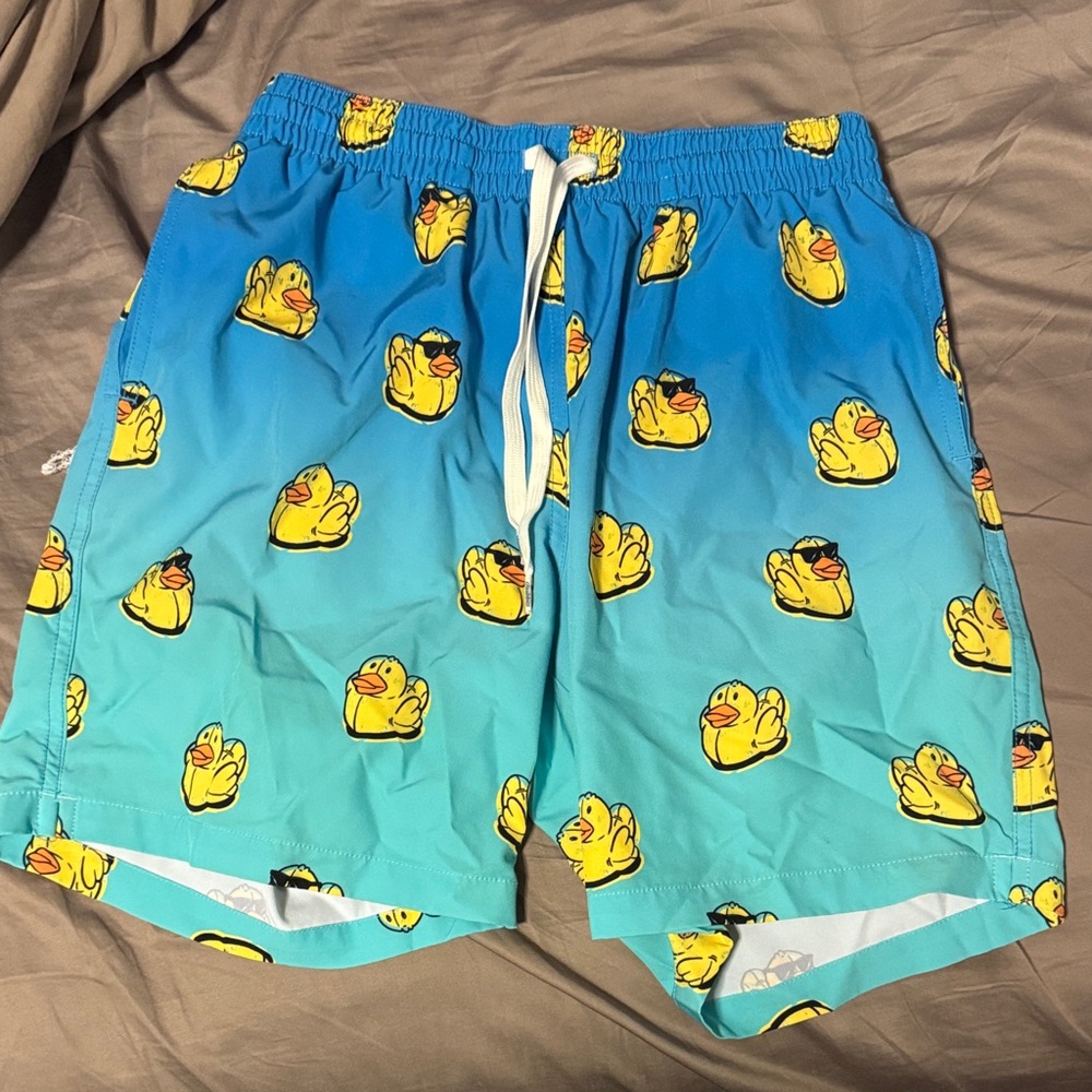 chubbies 7” Blue to Teal Rubber Duck Print Swim Trunks
